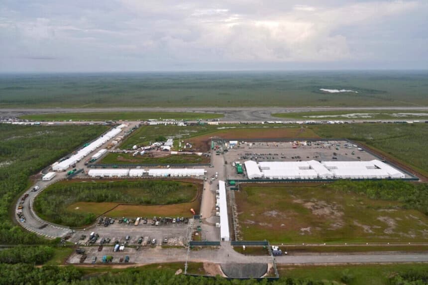 Avanzan las obras de un nuevo centro de detención de inmigrantes bautizado como “Alligator Alcatraz” en las instalaciones de Dade-Collier Training and Transition, en los Everglades de Florida, el 4 de julio de 2025. (Rebecca Blackwell/AP Photo).