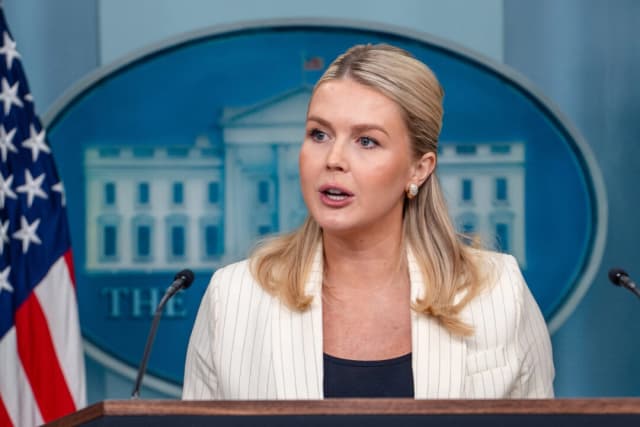 La secretaria de prensa de la Casa Blanca, Karoline Leavitt, habla durante una conferencia de prensa en la Casa Blanca, en Washington, el 10 de febrero de 2026. (Madalina Kilroy/The Epoch Times)