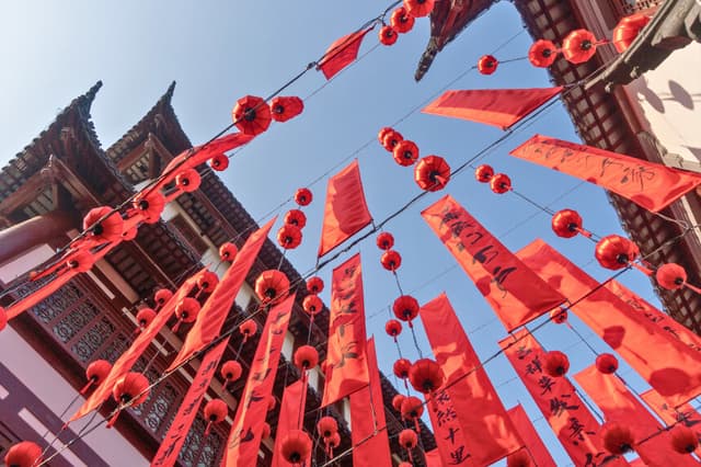 Se cuelgan linternas rojas y pancartas como decoración para el próximo Festival de los Faroles en el Jardín Yuyuan, en Shanghái, China, el 16 de enero de 2026. (Foto de Andrea Aimar / Hans Lucas / AFP a través de Getty Images).