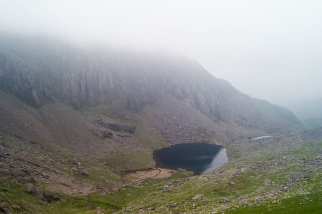 Vista a través de la niebla cerca de la cima del monte Snowdon, en el Parque Nacional de Snowdonia, el 24 de junio de 2019, en el norte de Gales. (Dan Kitwood/Getty Images)