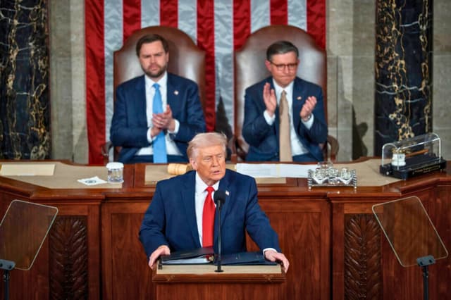 El vicepresidente JD Vance (izquierda) y el presidente de la Cámara de Representantes Mike Johnson (R-La.) (derecha) escuchan al presidente Donald Trump pronunciar su primer discurso sobre el estado de la Unión durante su segundo mandato presidencial, en la Cámara de Representantes del Capitolio, en Washington, el 24 de febrero de 2026. (Madalina Kilroy/The Epoch Times).