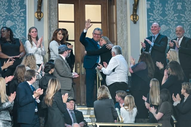 Enrique Márquez (c-arriba), un prisionero venezolano liberado, durante el discurso del Estado de la Unión de presidente de EE.UU., Donald J. Trump. (EFE/EPA/KENNY HOLSTON / POOL)