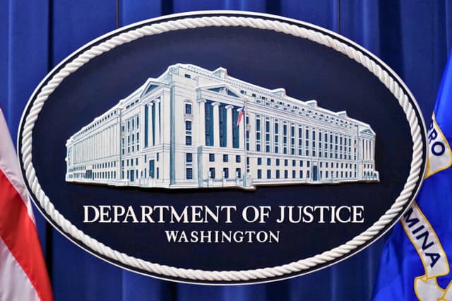 El sello del Departamento de Justicia de Estados Unidos, en el que aparece la sede del Departamento, se ve detrás del podio en la sala de prensa de la sede antes de una rueda de prensa en Washington el 24 de enero de 2023. (Kevin Lamarque/Reuters).