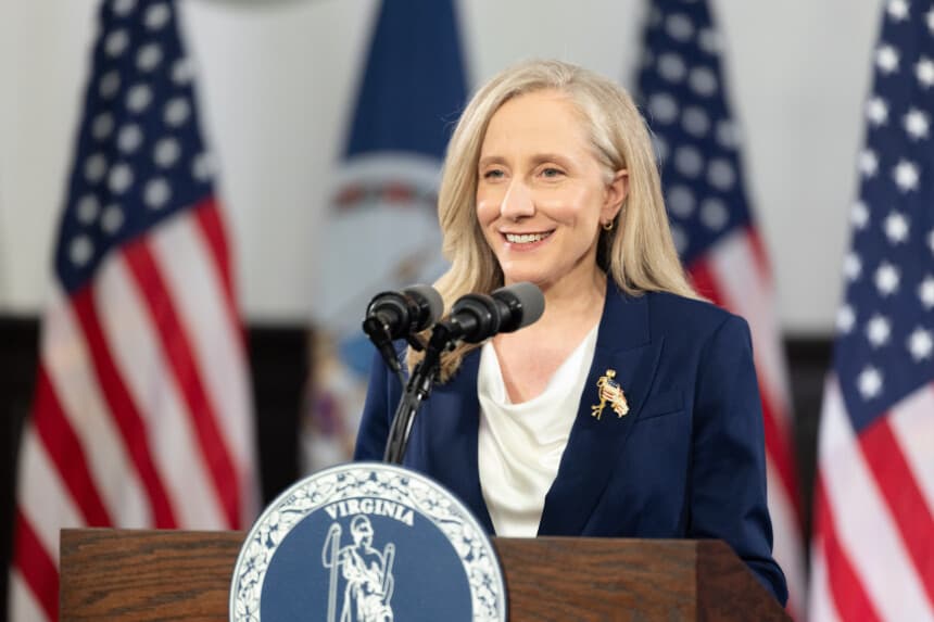 WILLIAMSBURG, VIRGINIA - 24 DE FEBRERO: La gobernadora de Virginia, Abigail Spanberger, pronuncia la respuesta demócrata al discurso sobre el estado de la Unión del presidente de Estados Unidos, Donald Trump, el 24 de febrero de 2026 en Williamsburg, Virginia. Spanberger cumple su primer año como gobernadora y es la primera mujer en ocupar el cargo en el estado de Virginia. (Foto de Mike Kropf/Getty Images).