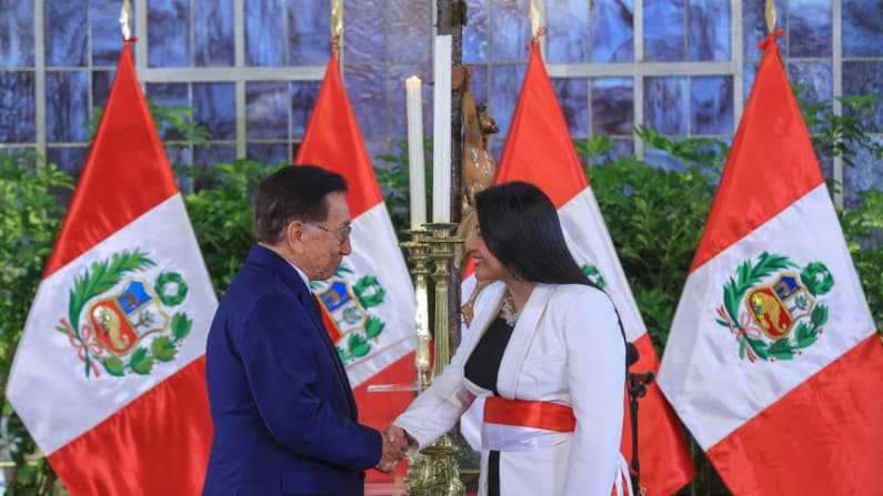 Primera ministra de Perú promete transición “coordinada y transparente”