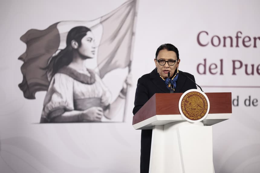 La secretaria de Gobernación, Rosa Icela Rodríguez, habla durante una rueda de prensa este miércoles, en Palacio Nacional de Ciudad de México. El gobierno de México presentó la reforma constitucional en materia electoral que busca eliminar las listas plurinominales (representaciones proporcionales), reducir el costo de los comicios y el número de senadores, así como ampliar los mecanismos de democracia participativa, propuesta que será enviada al Congreso por la presidenta, Claudia Sheinbaum. (EFE/José Méndez)