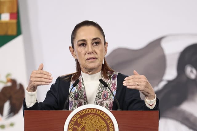 La presidenta de México, Claudia Sheinbaum, habla durante una rueda de prensa este miércoles, en Palacio Nacional de Ciudad de México. (EFE/José Méndez)
