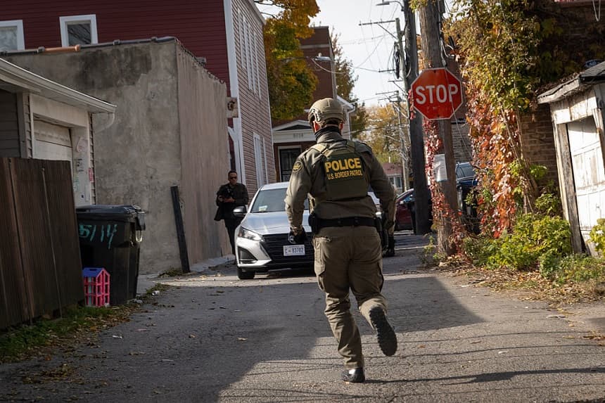 Un agente federal corre por un callejón mientras busca inmigrantes indocumentados en un barrio del suroeste de la ciudad el 6 de noviembre de 2025 en Chicago, Illinois. (Scott Olson/Getty Images)