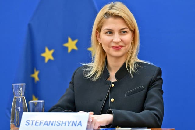 Olha Stefanishyna, viceprimera ministra ucraniana para la Integración Europea y Euroatlántica, habla durante una rueda de prensa sobre "Los próximos pasos hacia la adhesión a la UE" en Viena, Austria, el 23 de noviembre de 2023. (Foto de HELMUT FOHRINGER / APA / AFP) / Austria OUT (Foto de HELMUT FOHRINGER/APA/AFP a través de Getty Images).