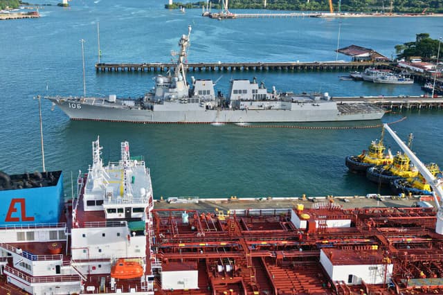 Esta vista aérea muestra al destructor USS Stockdale (DDG-106) atracando en el puerto de Balboa, en la ciudad de Panamá, el 20 de septiembre de 2025. El USS Stockdale (DDG 106) es un destructor lanzamisiles guiados de la clase Arleigh Burke de la Armada de los Estados Unidos, que lleva el nombre del vicealmirante James B. Stockdale. En 2025, el USS Stockdale fue enviado a la zona de responsabilidad del Comando Norte de los Estados Unidos para ayudar en la defensa marítima del territorio nacional y la seguridad fronteriza. (Foto de MARTIN BERNETTI / AFP) (Foto de MARTIN BERNETTI/AFP a través de Getty Images).