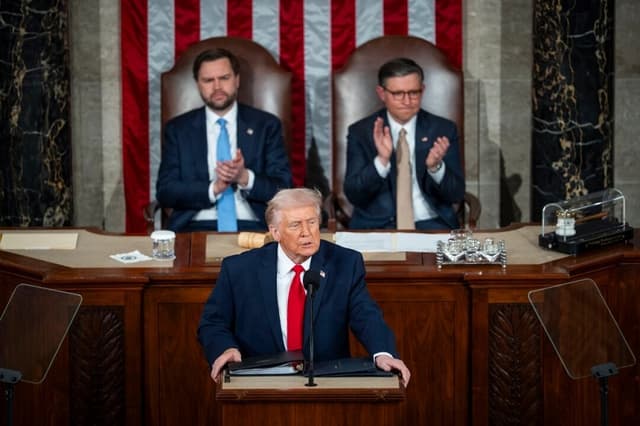El vicepresidente JD Vance (izquierda) y el presidente de la Cámara de Representantes, Mike Johnson (R-La.), escuchan al presidente Donald Trump pronunciar su primer discurso sobre el estado de la Unión durante su segundo mandato presidencial, en la Cámara de Representantes del Capitolio, en Washington, el 24 de febrero de 2026. (Madalina Kilroy/The Epoch Times)