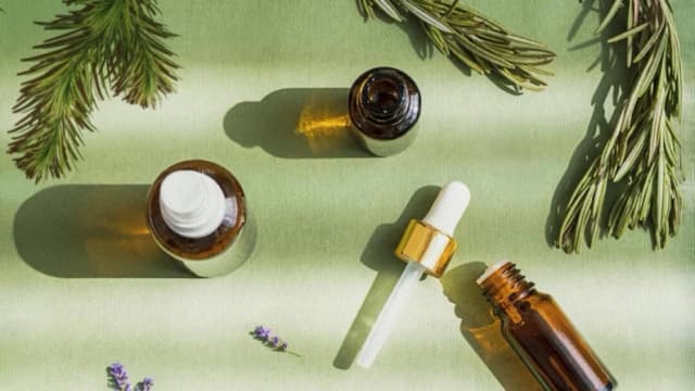 Este antiguo ritual de aceite limpia el cuero cabelludo, alivia el estrés y mejora el sueño