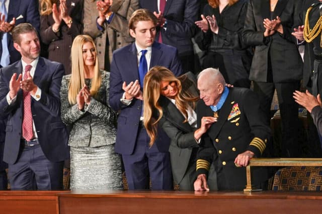 El veterano estadounidense capitán E. Royce Williams recibe la Medalla de Honor de manos de la primera dama Melania Trump durante el primer discurso sobre el estado de la Unión del presidente Donald Trump en su segundo mandato presidencial, en la Cámara de Representantes del Capitolio, en Washington, el 24 de febrero de 2026. (Madalina Kilroy/The Epoch Times).