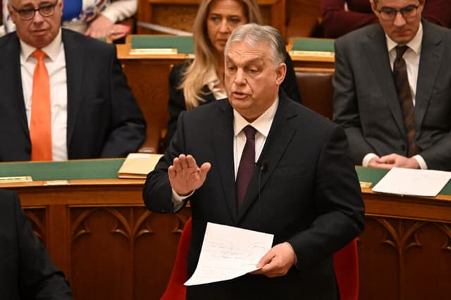 El primer ministro húngaro, Viktor Orbán, gesticula mientras pronuncia un discurso ante la agenda en la sala principal del edificio del Parlamento durante la sesión de primavera del Parlamento húngaro en Budapest, Hungría, el 23 de febrero de 2026. El líder nacionalista se enfrenta al reto más difícil desde que volvió al poder en 2010, ya que su partido Fidesz va por detrás del partido opositor TISZA en las encuestas de opinión previas a las elecciones parlamentarias del 12 de abril de 2026. (Foto de Attila KISBENEDEK / AFP a través de Getty Images).