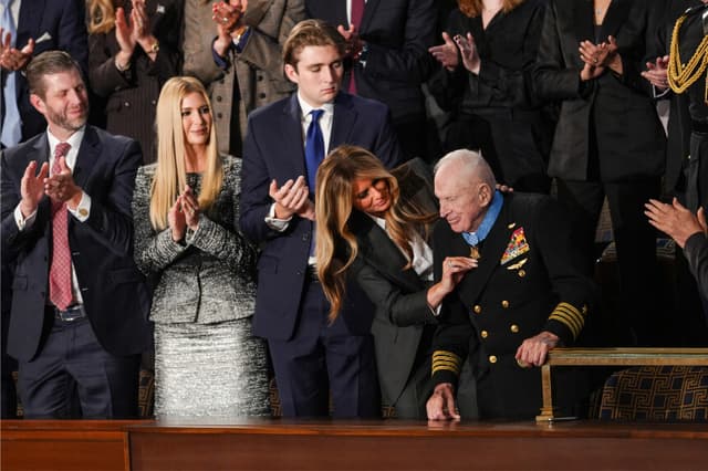 El veterano estadounidense capitán E. Royce Williams recibe la Medalla de Honor de manos de la primera dama Melania Trump durante el primer discurso sobre el estado de la Unión del presidente Donald Trump en su segundo mandato presidencial, en la Cámara de Representantes del Capitolio, en Washington, el 24 de febrero de 2026. (Madalina Kilroy/The Epoch Times)