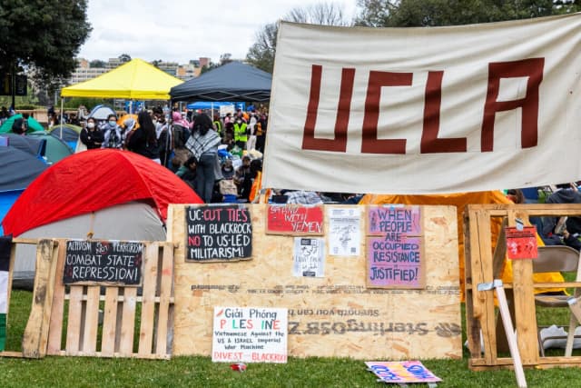Activistas pro-palestinos protestan contra el conflicto entre Israel y Hamás en el campus de la UCLA en Los Ángeles el 25 de abril de 2024. (John Fredricks/The Epoch Times)