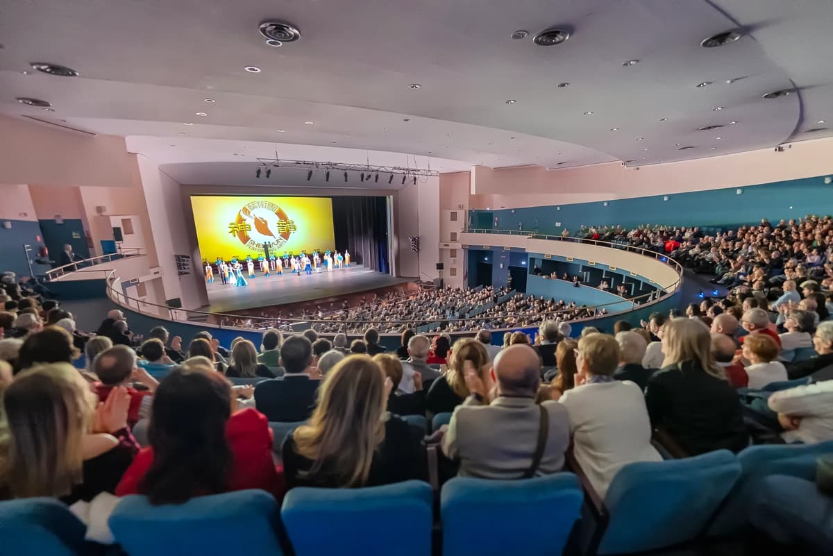 Shen Yun Performing Arts celebró su primera función de la temporada 2026 en Avellino, Italia, en el Teatro Carlo Gesualdo el 20 de febrero de 2026. (Leo Botnarenko/The Epoch Times)