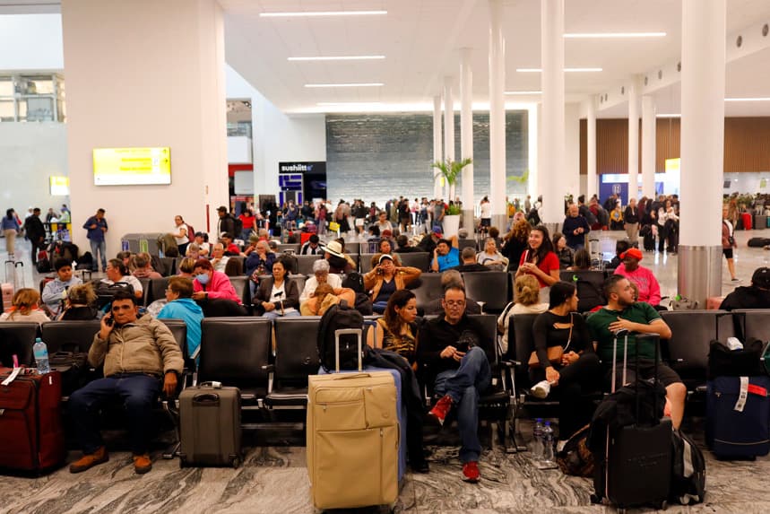 Pasajeros permaneces varados el lunes, en el Aeropuerto Internacional de la ciudad de Guadalajara. Imagen de archivo. (EFE/ Francisco Guasco)