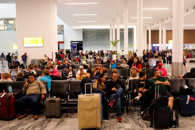 Pasajeros permaneces varados el lunes, en el Aeropuerto Internacional de la ciudad de Guadalajara. Imagen de archivo. (EFE/ Francisco Guasco)