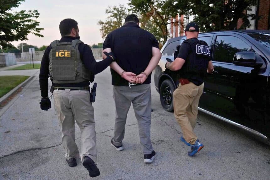 Agentes del Servicio de Inmigración y Control de Aduanas de Estados Unidos realizan una detención durante una operación matutina en Park Ridge, Illinois, el 19 de septiembre de 2025. (Erin Hooley/AP Photo).