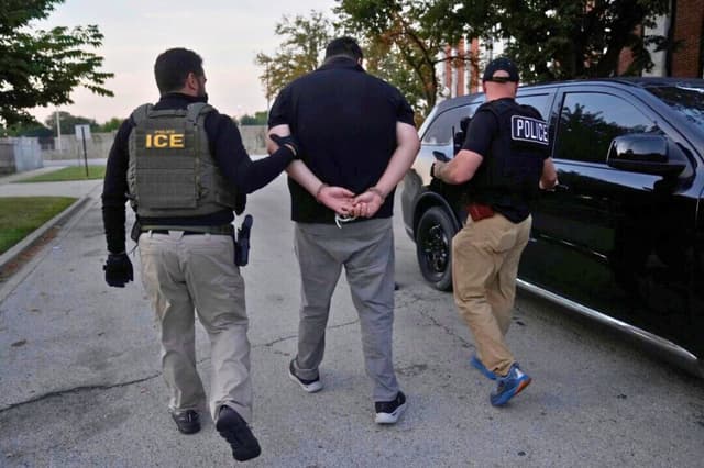 Agentes del Servicio de Inmigración y Control de Aduanas de Estados Unidos realizan una detención durante una operación matutina en Park Ridge, Illinois, el 19 de septiembre de 2025. (Erin Hooley/AP Photo).