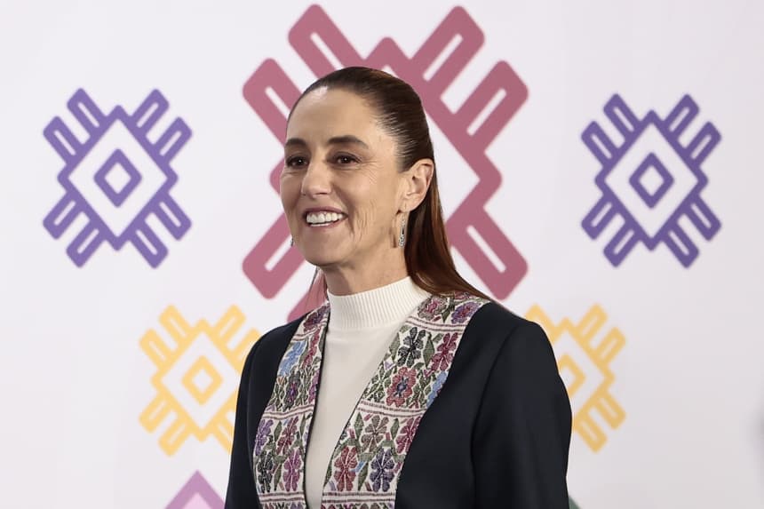 La presidenta de México, Claudia Sheinbaum, habla durante una rueda de prensa este miércoles, en Palacio Nacional de Ciudad de México (EFE/José Méndez)