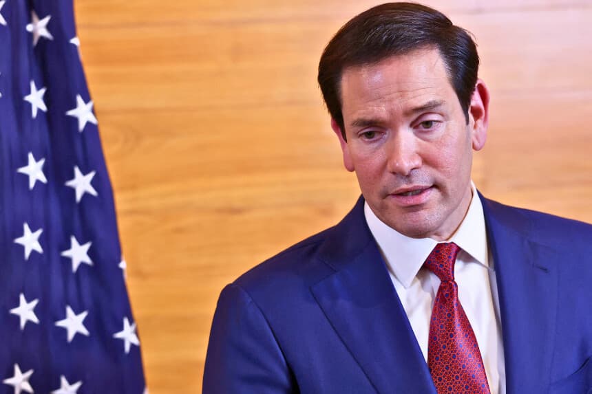 El secretario de Estado de Estados Unidos, Marco Rubio, habla con los periodistas en la sala de embarque antes de regresar a Washington tras reunirse con los líderes de la Comunidad del Caribe (CARICOM) en el Aeropuerto Internacional Robert L. Bradshaw de Basseterre, San Cristóbal y Nieves, el 25 de febrero de 2026. Rubio se reunió con los líderes caribeños para buscar una línea común sobre Venezuela y ejercer presión sobre Cuba. También abordó las prioridades del presidente Donald Trump, entre las que se incluyen la lucha contra la inmigración ilegal, el tráfico de drogas y la seguridad regional. (Foto de Jonathan Ernst / POOL / AFP a través de Getty Images).