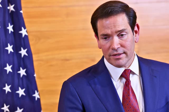 El secretario de Estado de Estados Unidos, Marco Rubio, habla con los periodistas en la sala de embarque antes de regresar a Washington tras reunirse con los líderes de la Comunidad del Caribe (CARICOM) en el Aeropuerto Internacional Robert L. Bradshaw de Basseterre, San Cristóbal y Nieves, el 25 de febrero de 2026. Rubio se reunió con los líderes caribeños para buscar una línea común sobre Venezuela y ejercer presión sobre Cuba. También abordó las prioridades del presidente Donald Trump, entre las que se incluyen la lucha contra la inmigración ilegal, el tráfico de drogas y la seguridad regional. (Foto de Jonathan Ernst / POOL / AFP a través de Getty Images).