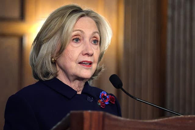 La exsecretaria de Estado de los Estados Unidos, Hillary Clinton, pronuncia el discurso de apertura durante un debate en la Universidad de Georgetown el 2 de diciembre de 2025 en Washington, D.C. (Foto de Alex Wong/Getty Images)