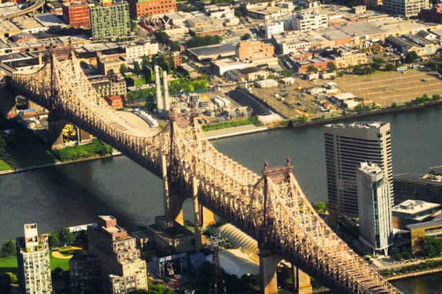 Vista aérea del puente Ed Koch Queensboro en la ciudad de Nueva York el 5 de agosto de 2021. (KENA BETANCUR/AFP vía Getty Images)