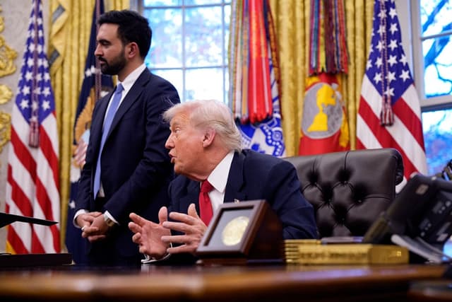 El presidente de Estados Unidos, Donald Trump, se reúne con el alcalde electo de Nueva York, Zohran Mamdani (izq.), en la Oficina Oval de la Casa Blanca, en Washington, D.C., el 21 de noviembre de 2025. (Andrew Harnik/Getty Images)