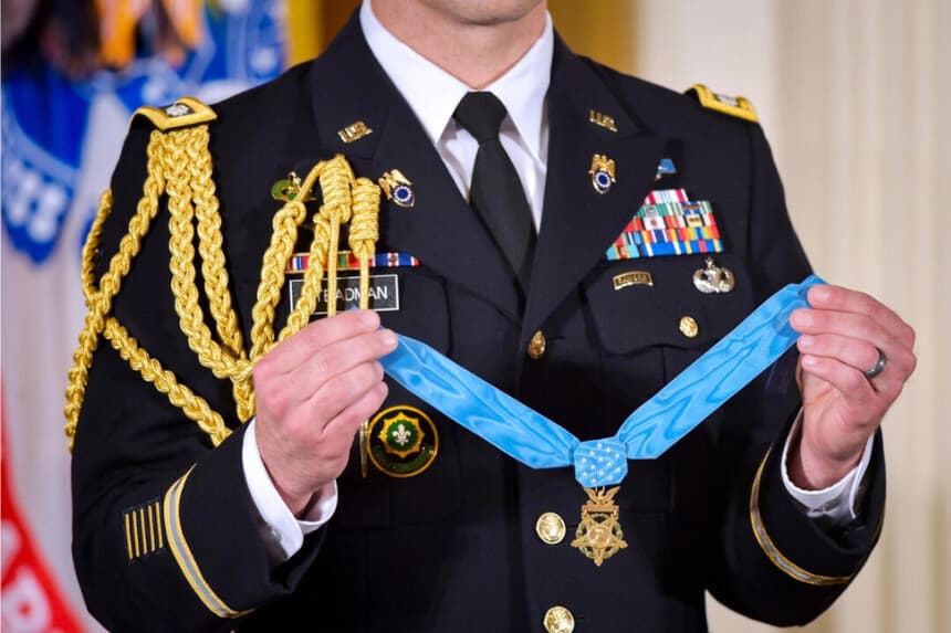 Un asistente militar sostiene la Medalla de Honor durante una ceremonia de presentación en el Salón Este de la Casa Blanca el 18 de julio de 2016. (Mandel Ngan/AFP via Getty Images)