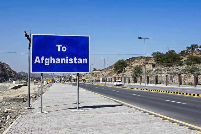 Pakistán entra en "guerra abierta" con Afganistán tras ataques aéreos, según autoridades de Islamabad