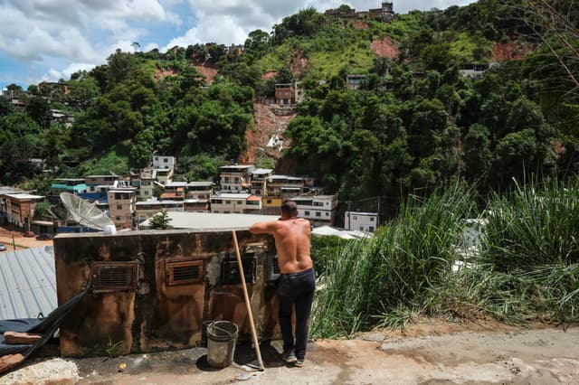 Un hombre observa una zona afectada por fuertes lluvias esta semana, en el barrio 3 Moinhos, en Juiz de Fora,Brasil. (EFE/ Andre Coelho)