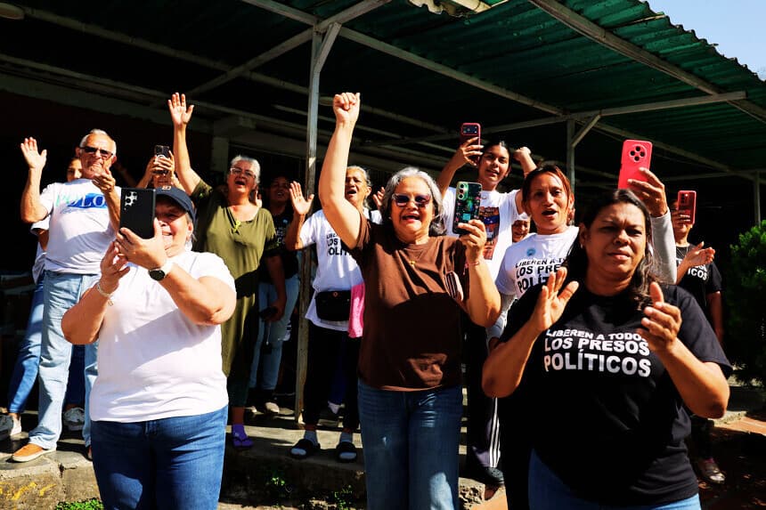 Personas celebran la liberación de Camilo Roso afuera de la cárcel El Rodeo I en Guatire, municipio Zamora, Venezuela. (EFE/ Miguel Gutiérrez)