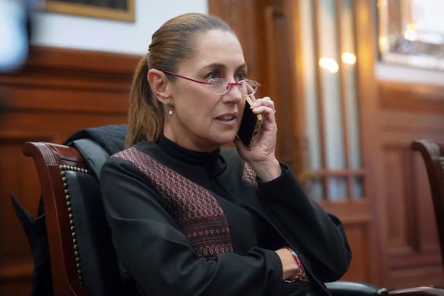 Fotografía cedida por la Presidencia de México que muestra a la mandataria Claudia Sheinbaum durante una llamada telefónica con el presidente de la FIFA Gianni Infantino este jueves, en Ciudad de México (EFE/ Presidencia de México)