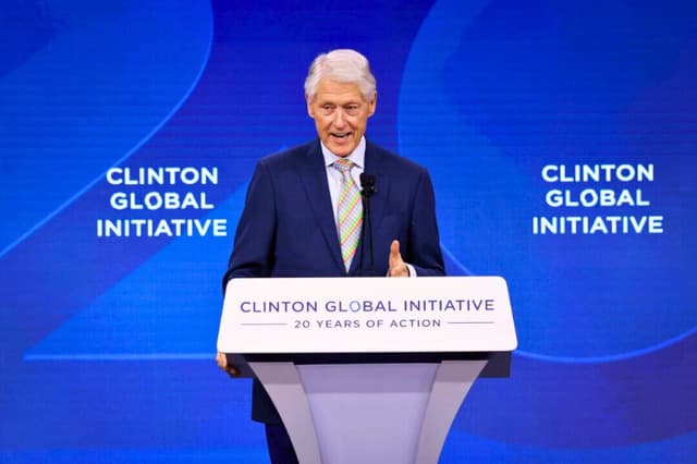 Bill Clinton habla en el escenario durante la Reunión Anual de la Iniciativa Global Clinton 2025 en el New York Hilton Midtown de Nueva York, el 25 de septiembre de 2025. (JP Yim/Getty).
