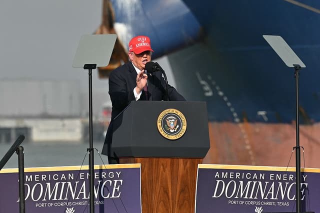 El presidente de los Estados Unidos, Donald Trump, pronuncia unas palabras sobre la energía en el puerto de Corpus Christi, en Texas, el 27 de febrero de 2026. (Foto de Mandel NGAN / AFP a través de Getty Images)
