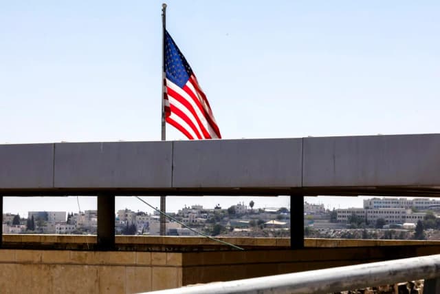 Una bandera estadounidense ondea en el complejo de la embajada de Estados Unidos en Jerusalén el 27 de septiembre de 2023. (Ahmad Gharabli/AFP a través de Getty Images)