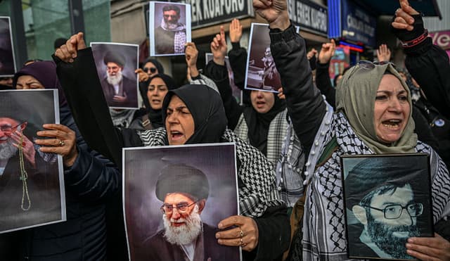 Manifestantes sostienen retratos del ayatolá Ali Khamenei mientras se reúnen para protestar contra el ataque de Estados Unidos e Israel a Irán y el asesinato del líder supremo frente al Consulado de Israel en Estambul, el 1 de marzo de 2026. (Ozan KOSE/AFP vía Getty Images)