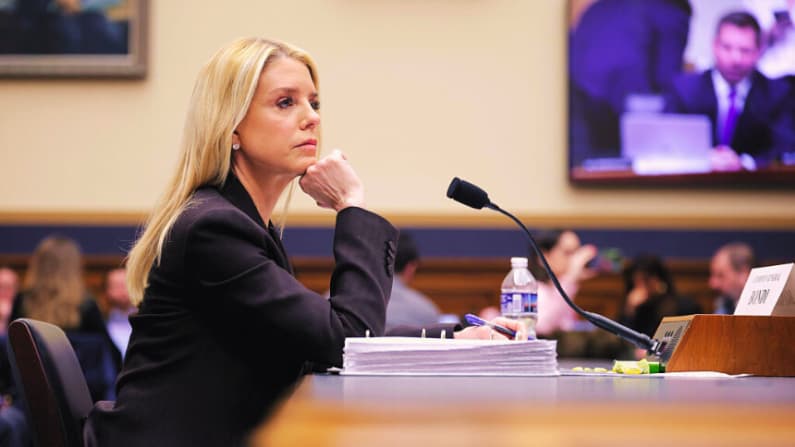 Pam Bondi confirma que fue diagnosticada con cáncer de tiroides y que se sometió a cirugía