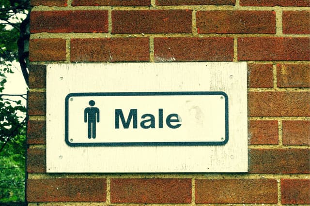 Cartel baño de hombres (Inti Tupac Liberman, https://www.pexels.com)