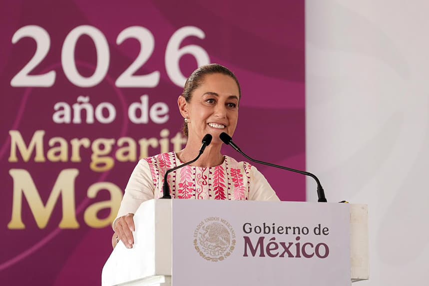 Fotografía cedida por la Presidencia de México que muestra a la mandataria mexicana, Claudia Sheinbaum, hablando en una rueda de prensa este domingo, en el municipio de Comondú en Baja California Sur. Sheinbaum afirmó que el país siempre ha luchado por la paz y va a abogar porque se cumpla este fin, en medio de la escalada en Medio Oriente, que calificó como momentos difíciles para el mundo, tras los ataques de Estados Unidos e Israel a Irán. (EFE/ Presidencia de México)