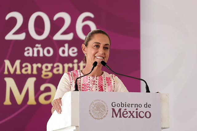 Fotografía cedida por la Presidencia de México que muestra a la mandataria mexicana, Claudia Sheinbaum, hablando en una rueda de prensa este domingo, en el municipio de Comondú en Baja California Sur. Sheinbaum afirmó que el país siempre ha luchado por la paz y va a abogar porque se cumpla este fin, en medio de la escalada en Medio Oriente, que calificó como momentos difíciles para el mundo, tras los ataques de Estados Unidos e Israel a Irán. (EFE/ Presidencia de México)