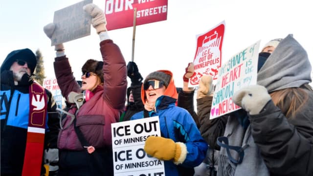 Policía realiza detenciones durante protesta contra ICE en edificio federal en Minnesota