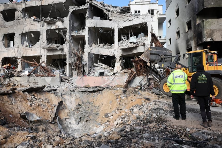 Personal de los servicios de emergencia inspecciona los daños en el lugar del impacto de un misil iraní en Tel Aviv, Israel, el 1 de marzo de 2026. (EFE/ABIR SULTAN)