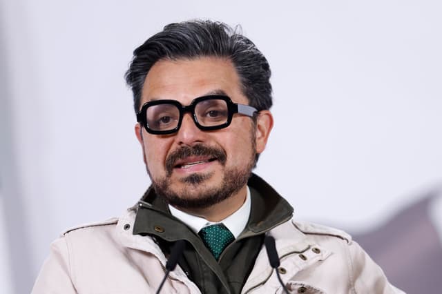 MEX6010. CIUDAD DE MÉXICO (MÉXICO), 02/03/2026.- El director general del Instituto Mexicano del Seguro Social (IMSS), Zoé Robledo, habla en una rueda de prensa este lunes en Palacio Nacional de Ciudad de México (México). México registró en febrero el mes con mayor creación de empleo formal, al sumar 157.882 nuevos puestos, con lo que alcanzó 217.000 empleos generados en los primeros dos meses de 2026, informó este lunes el director general del Instituto Mexicano del Seguro Social (IMSS), Zoé Robledo. EFESáshenka Gutiérrez