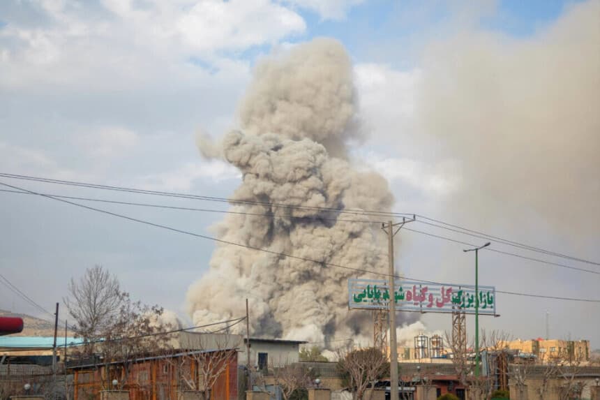 El humo se eleva tras las explosiones registradas presuntamente cerca del Estado Mayor de las Fuerzas Armadas de la República Islámica de Irán, cerca de la plaza Sepah, en Teherán, el 1 de marzo de 2026. (Mowj/Middle East Images/AFP vía Getty Images)