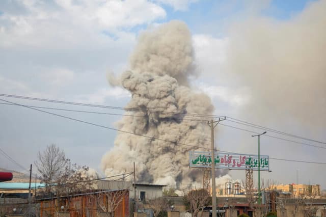 El humo se eleva tras las explosiones registradas presuntamente cerca del Estado Mayor de las Fuerzas Armadas de la República Islámica de Irán, cerca de la plaza Sepah, en Teherán, el 1 de marzo de 2026. (Mowj/Middle East Images/AFP vía Getty Images)