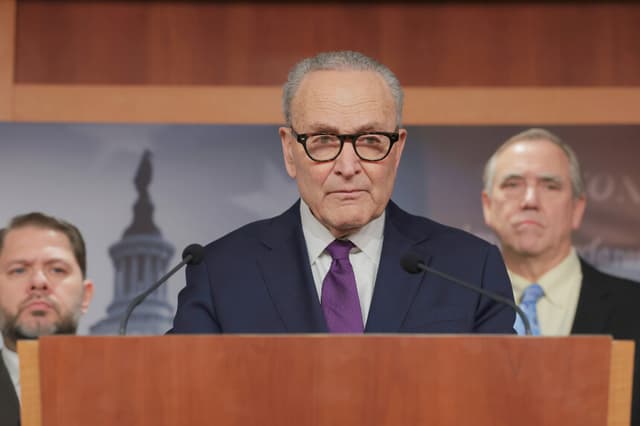 WASHINGTON, DC - 26 DE FEBRERO: El líder de la minoría del Senado de Estados Unidos, Chuck Schumer (D-NY), habla durante una conferencia de prensa sobre los archivos Epstein en el Capitolio el 26 de febrero de 2026 en Washington, DC. Los demócratas del Senado celebraron la conferencia de prensa para discutir las medidas de supervisión adicionales que tomarían desde que la Ley de Transparencia de los Archivos Epstein entró en vigor. A Schumer se unieron el senador Rubén Gallego (D-AZ) y el senador Jeff Merkley (D-OR). (Foto de Anna Moneymaker/Getty Images).